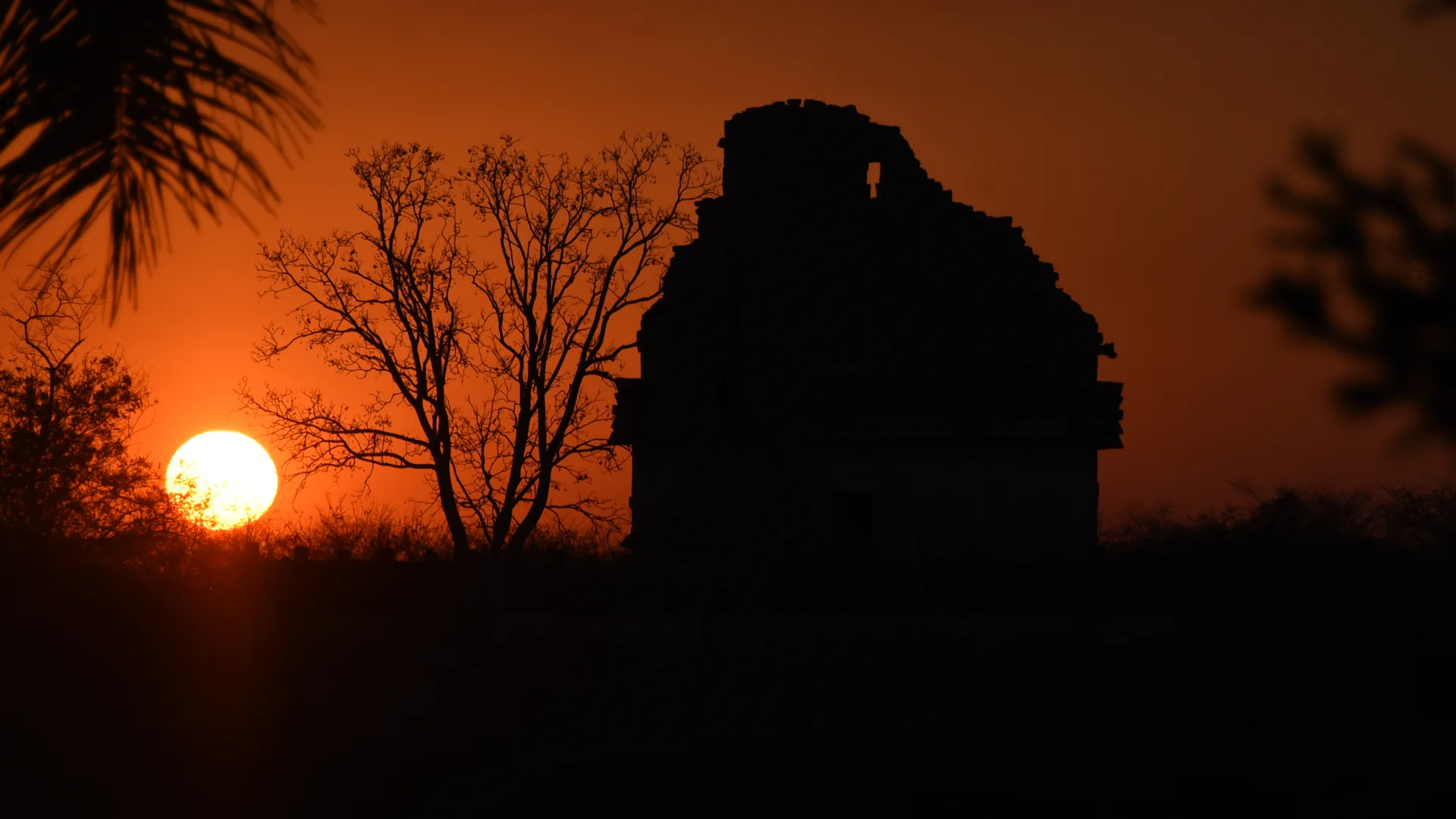 Documentary photograph of El Caracol stone astronomical observatory at Chichén Itzá under deep celestial sky.