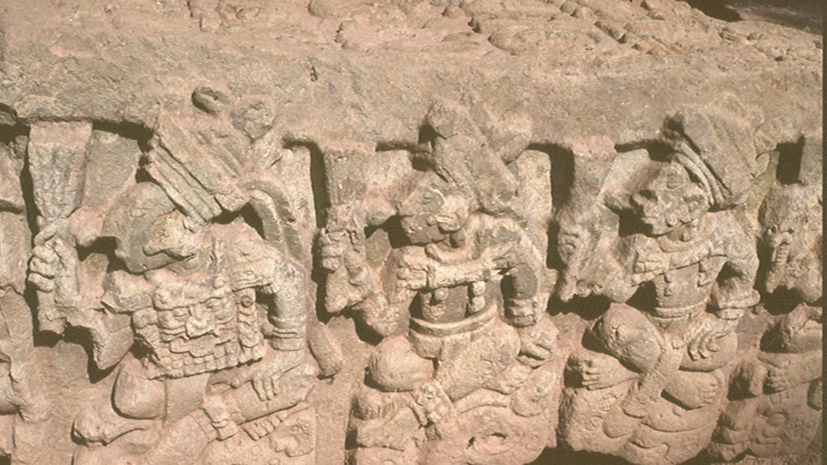 Friso y relieve monumental de piedra que representa la secuencia sagrada del glifo maya Ajaw